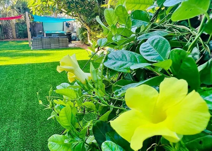 Luxury 2/2 Private Oasis W/Hot Tub Walk To Beach